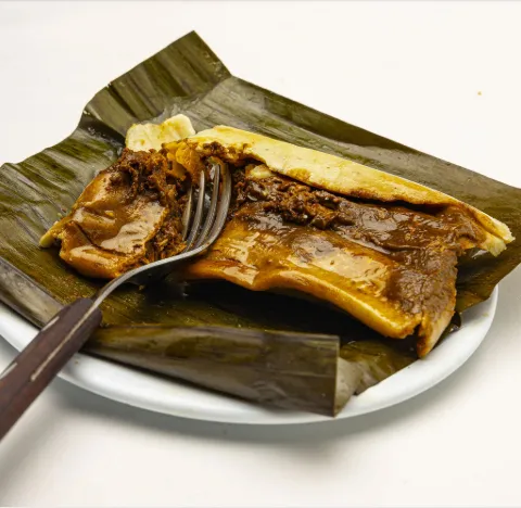 Tamales Oaxaqueños mole con pollo (6 piezas)